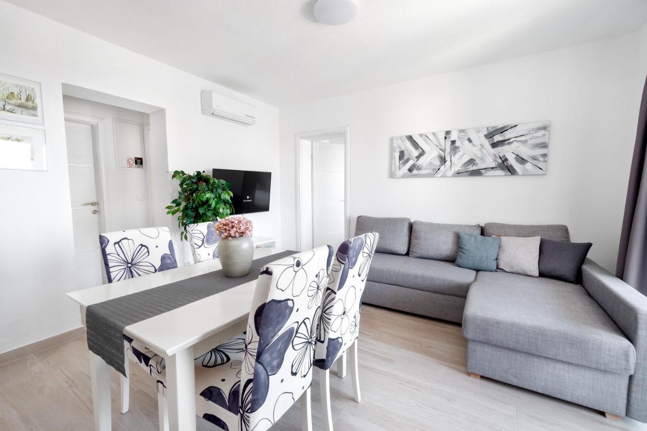 Apartments And Rooms Vuleta, Close To The Beach Makarska Esterno foto