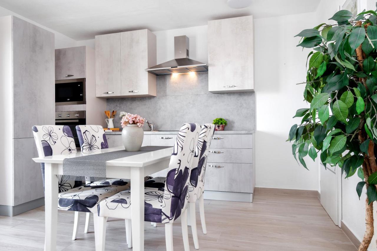 Apartments And Rooms Vuleta, Close To The Beach Makarska Esterno foto